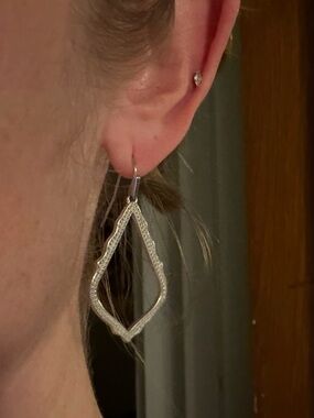 Kendra Scott Silver Quatrefoil Drop Earrings | Hammered Statement Dangle